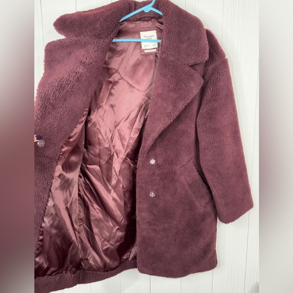Abercrombie & Fitch faux fur teddy coat in a burgundy/maroon - Picture 5 of 10